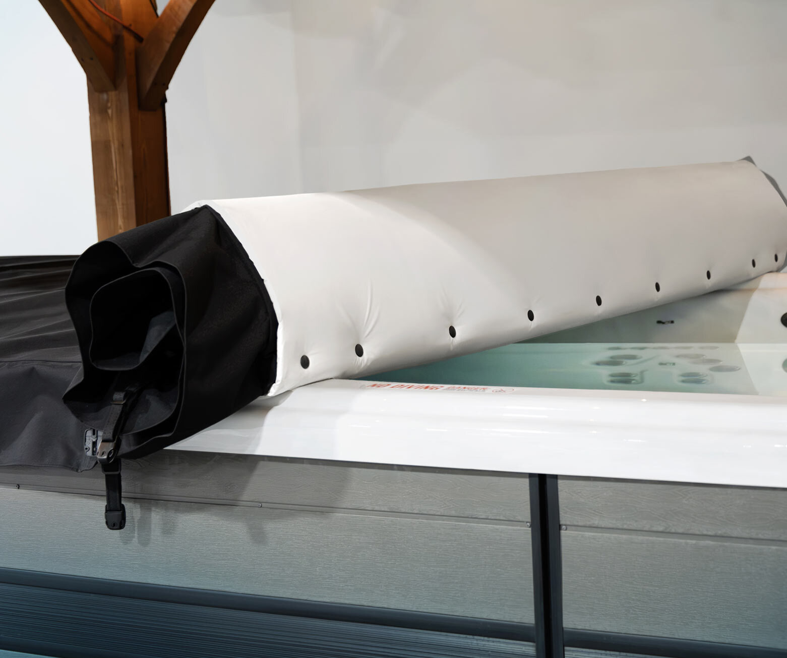 Desenrollar el sistema de cubierta del eje en un spa de natación master spas