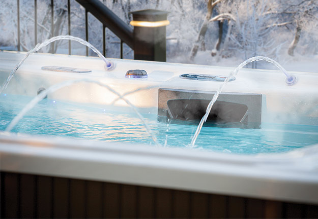 Un Swim Spa Michael Phelps Signature Series se mantiene caliente a pesar del aire libre del invierno con una variedad de características de aislamiento.