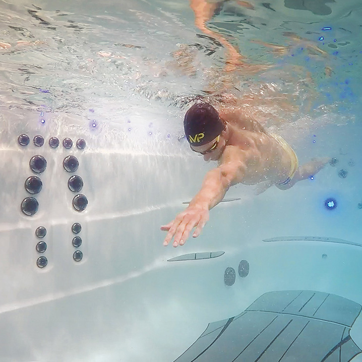 Michael Phelps nada bajo el agua en un spa