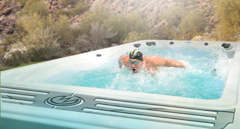 Michael Phelps nada en un spa Master Spas