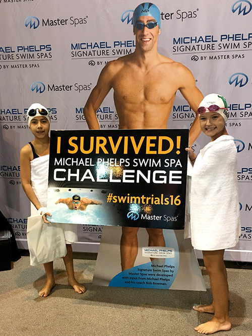 Dos niñas muestran con orgullo que han sobrevivido al desafío de Michael Phelps en el Swim Spa