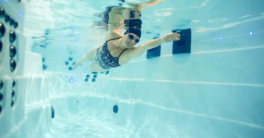 nadar en la piscina