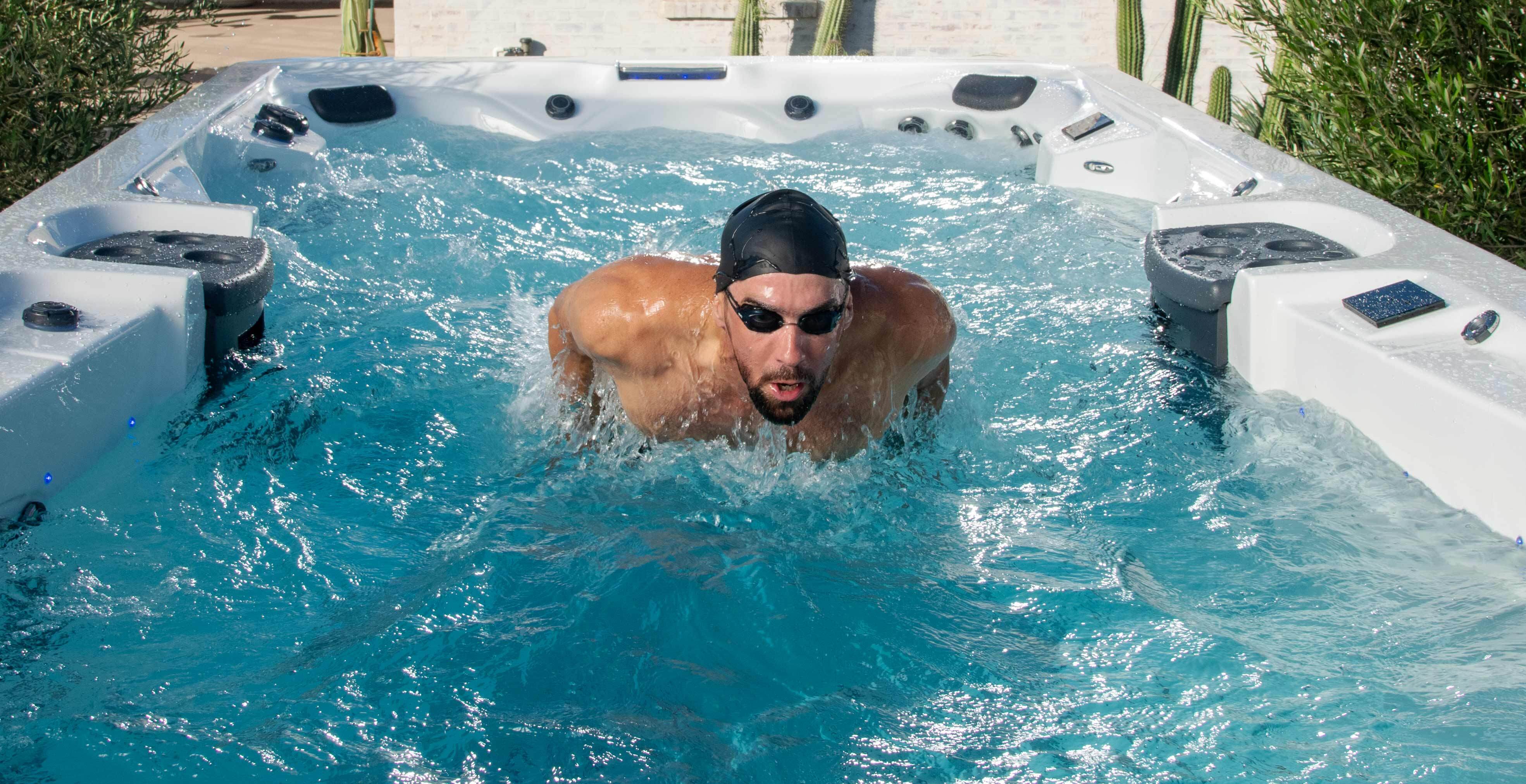 Michael Phelps nadando en un spa de natación.