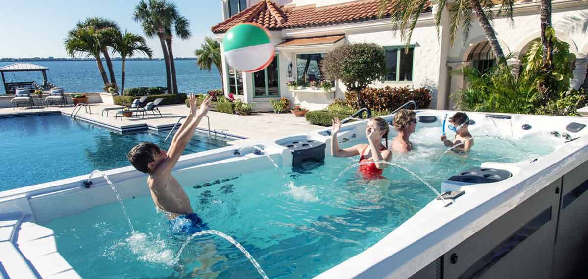 Phelps y su familia en un spa de natación.