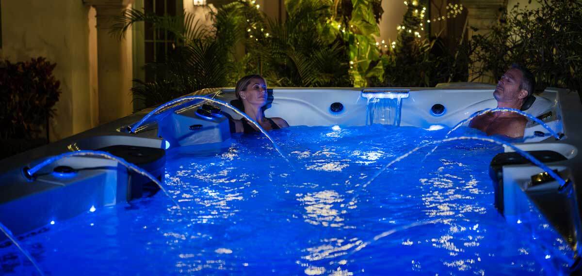 Un spa de natación en el patio trasero.