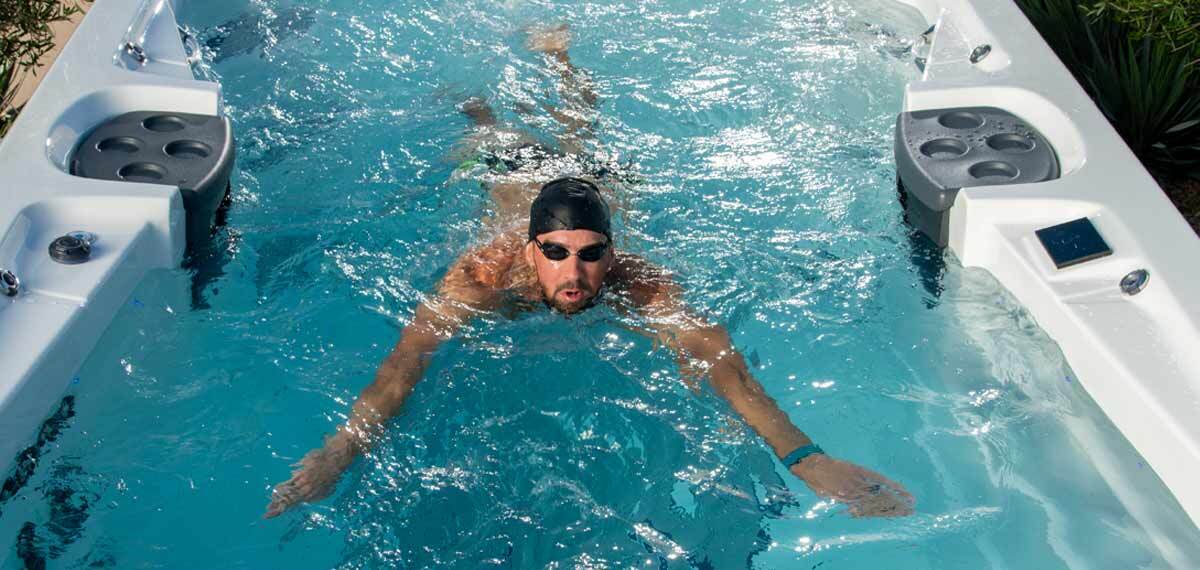 Michael Phelps nadando en un spa de natación MasterSpas.