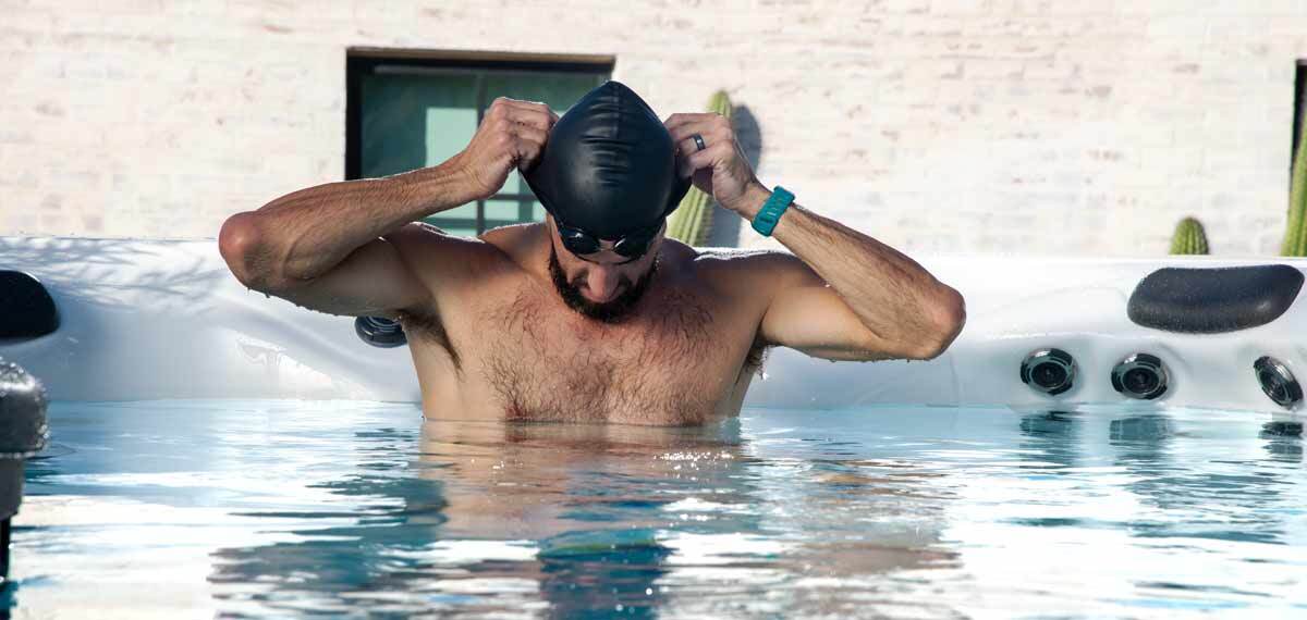 Phelps poniéndose un gorro de natación.