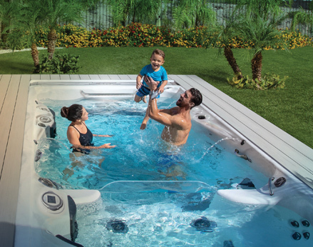 Phelps y su familia en un spa de natación.
