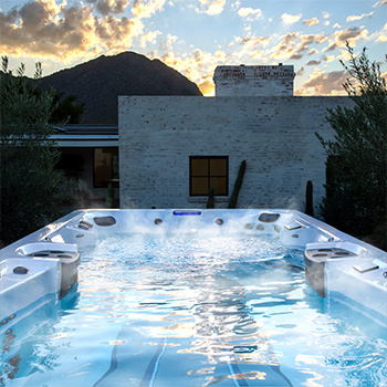 Vapor saliendo de un spa de natación en una noche fría.