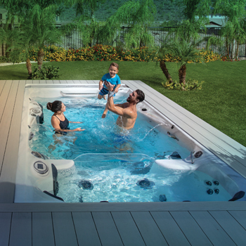 Michael, Nicole y Boomer Phelps disfrutando juntos en un spa de natación.