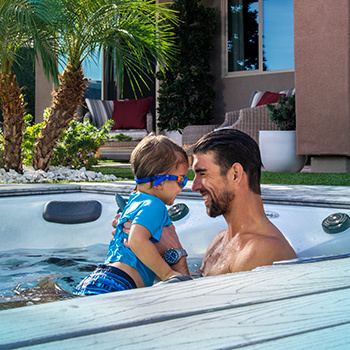 Phelps sosteniendo a su hijo Boomer.