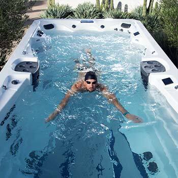 Phelps cambia la configuración en la pantalla táctil del spa de natación.