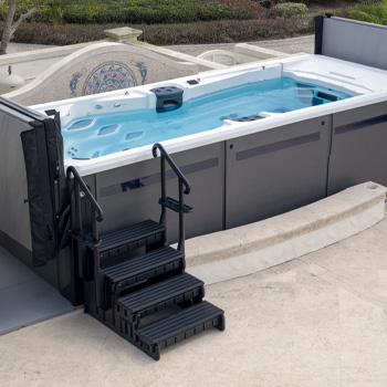 Escalones que conducen a un spa de natación.