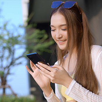 Mujer controlando un spa de natación desde un teléfono.