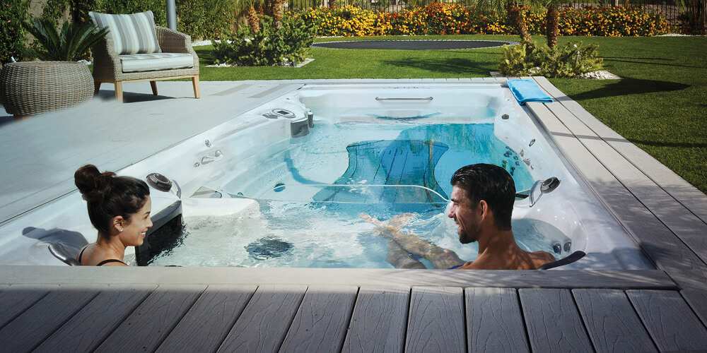 Michael y Nicole relajándose en el jacuzzi de un Momentum D.