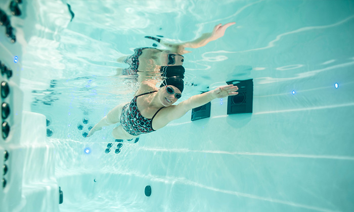 mujer entrenando en un spa de natación de michael phelps